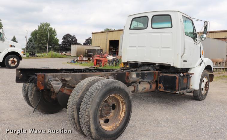 image for item DQ9496 2002 Sterling L7500 truck chassis