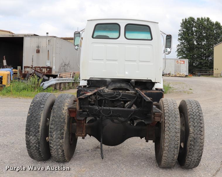 image for item DQ9496 2002 Sterling L7500 truck chassis