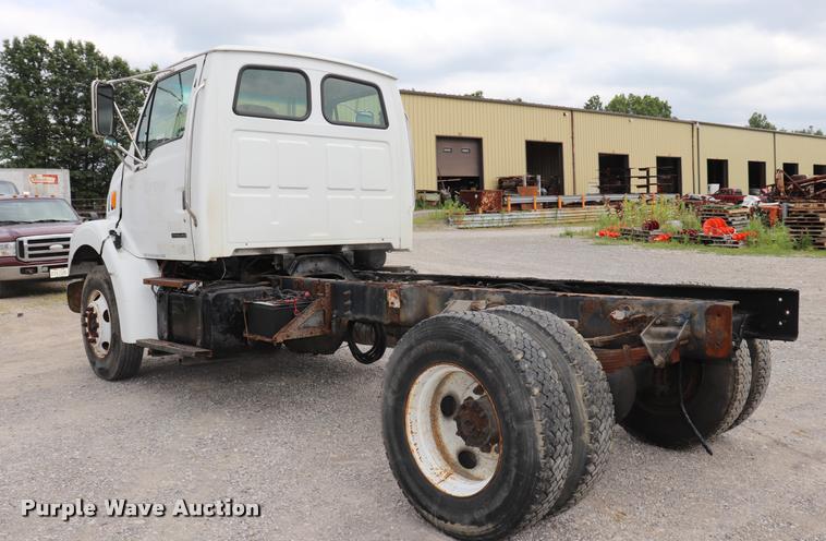 image for item DQ9496 2002 Sterling L7500 truck chassis