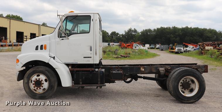 image for item DQ9496 2002 Sterling L7500 truck chassis