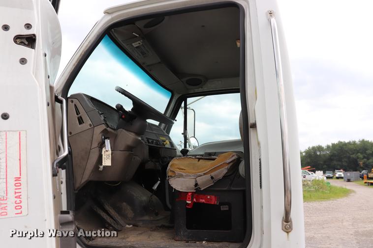 image for item DQ9496 2002 Sterling L7500 truck chassis