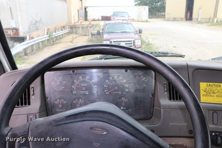 image for item DQ9496 2002 Sterling L7500 truck chassis