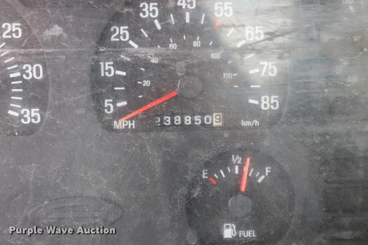 image for item DQ9496 2002 Sterling L7500 truck chassis