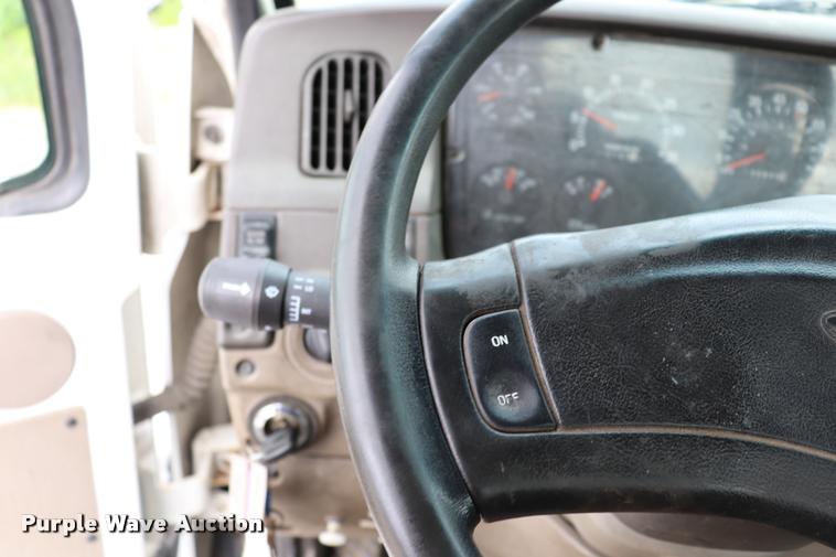 image for item DQ9496 2002 Sterling L7500 truck chassis