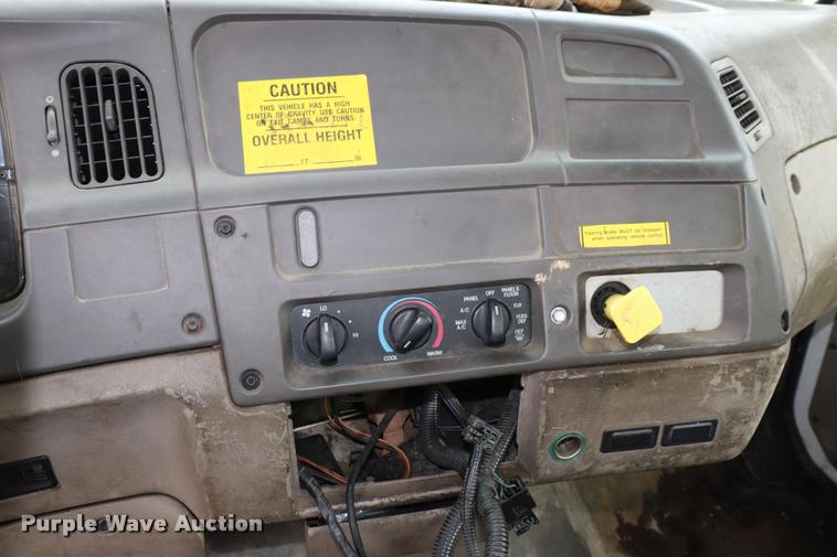 image for item DQ9496 2002 Sterling L7500 truck chassis