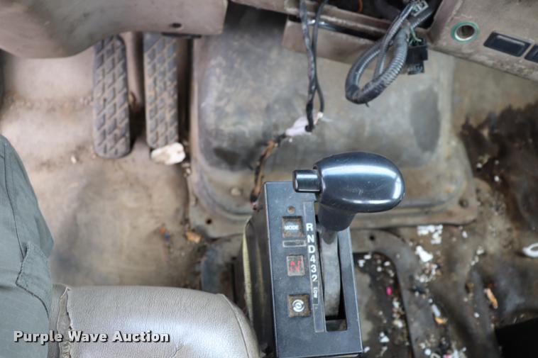 image for item DQ9496 2002 Sterling L7500 truck chassis