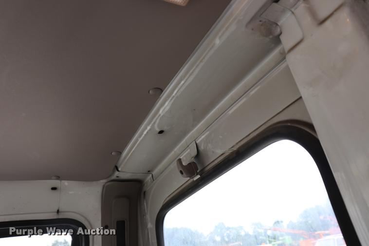 image for item DQ9496 2002 Sterling L7500 truck chassis