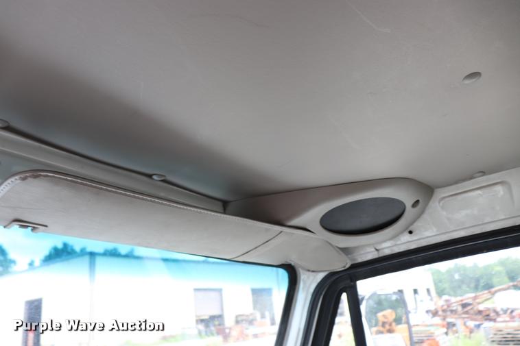 image for item DQ9496 2002 Sterling L7500 truck chassis