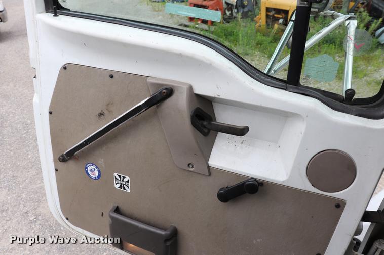 image for item DQ9496 2002 Sterling L7500 truck chassis