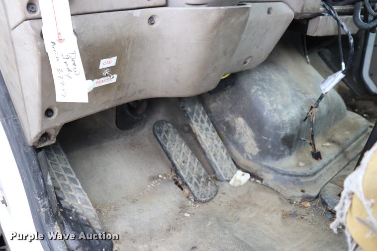 image for item DQ9496 2002 Sterling L7500 truck chassis