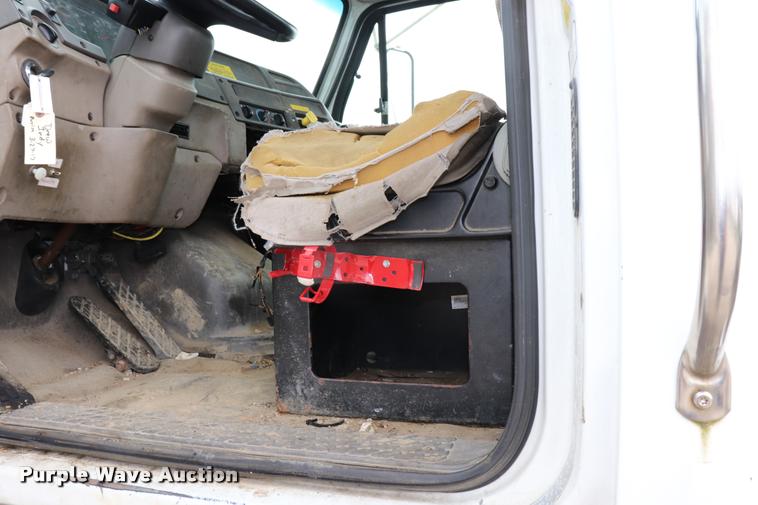 image for item DQ9496 2002 Sterling L7500 truck chassis