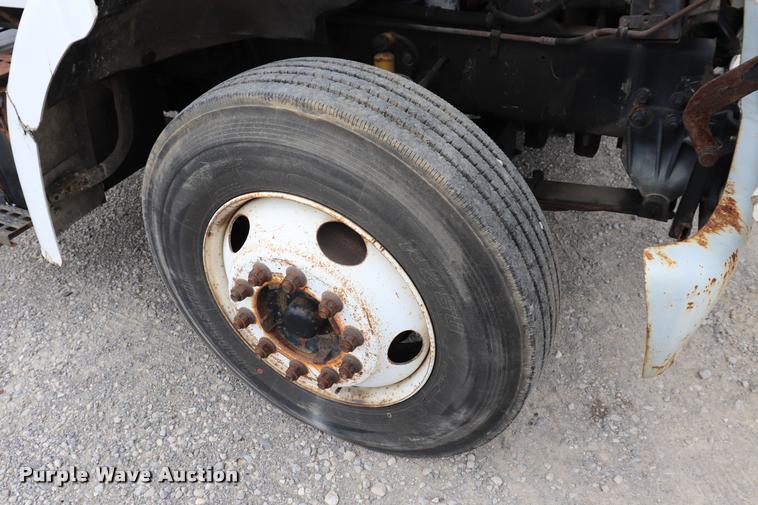 image for item DQ9496 2002 Sterling L7500 truck chassis