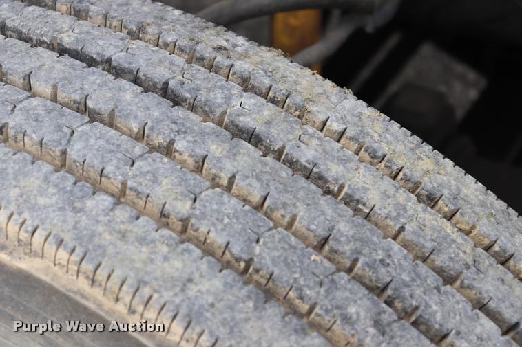 image for item DQ9496 2002 Sterling L7500 truck chassis