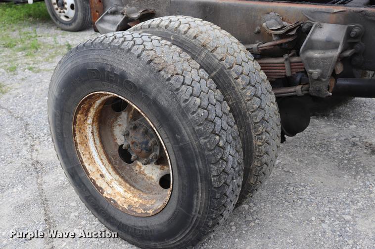 image for item DQ9496 2002 Sterling L7500 truck chassis