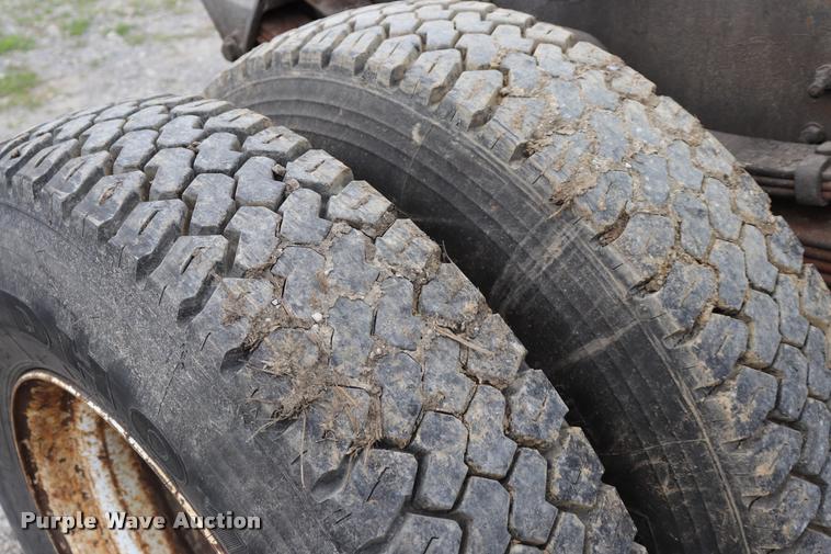 image for item DQ9496 2002 Sterling L7500 truck chassis