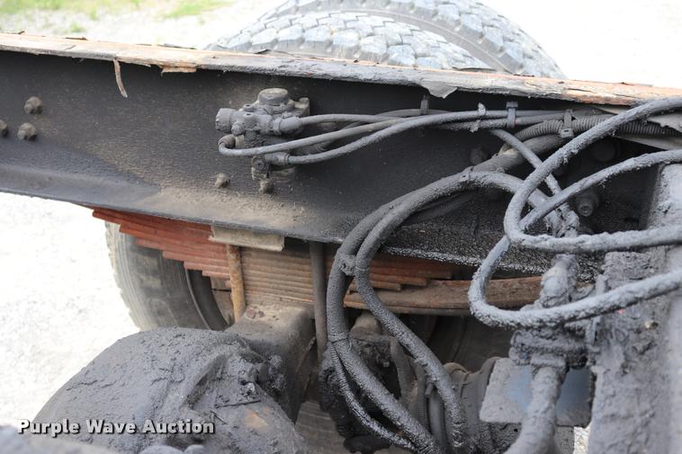 image for item DQ9496 2002 Sterling L7500 truck chassis