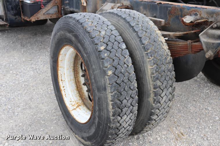 image for item DQ9496 2002 Sterling L7500 truck chassis