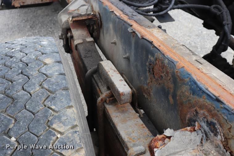 image for item DQ9496 2002 Sterling L7500 truck chassis