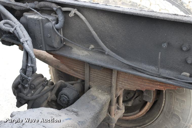 image for item DQ9496 2002 Sterling L7500 truck chassis