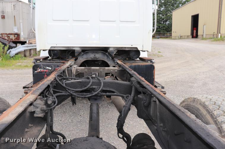image for item DQ9496 2002 Sterling L7500 truck chassis