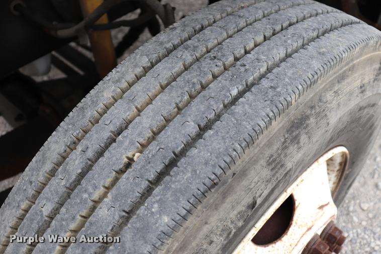 image for item DQ9496 2002 Sterling L7500 truck chassis