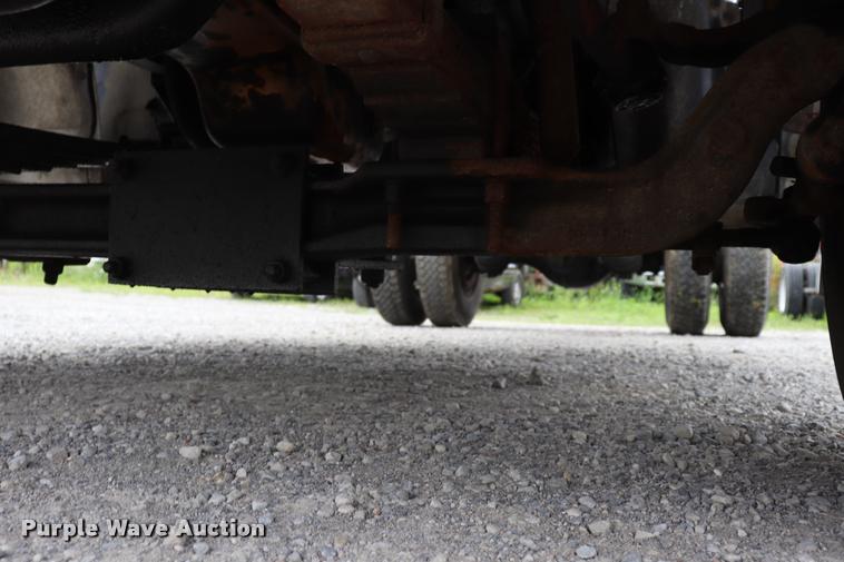 image for item DQ9496 2002 Sterling L7500 truck chassis