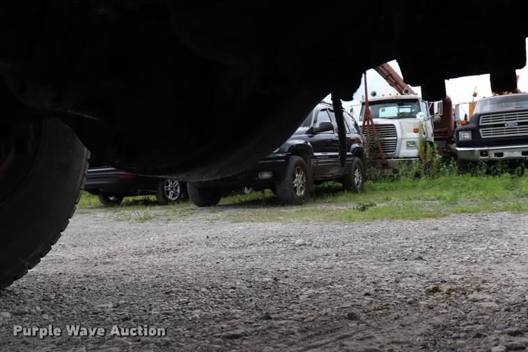 image for item DQ9496 2002 Sterling L7500 truck chassis