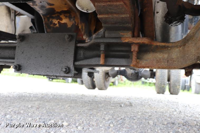 image for item DQ9496 2002 Sterling L7500 truck chassis