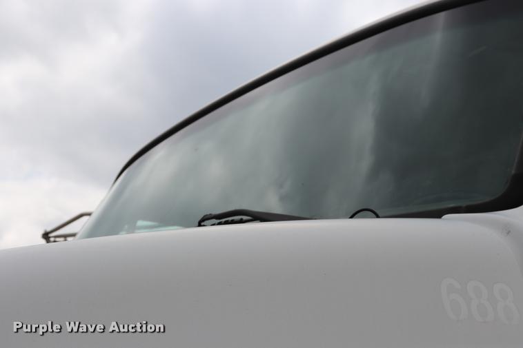 image for item DQ9496 2002 Sterling L7500 truck chassis