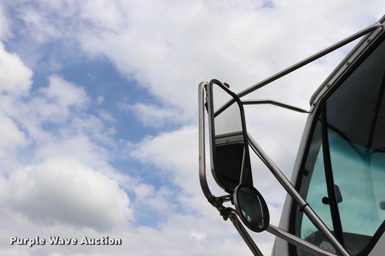 image for item DQ9496 2002 Sterling L7500 truck chassis