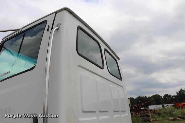 image for item DQ9496 2002 Sterling L7500 truck chassis