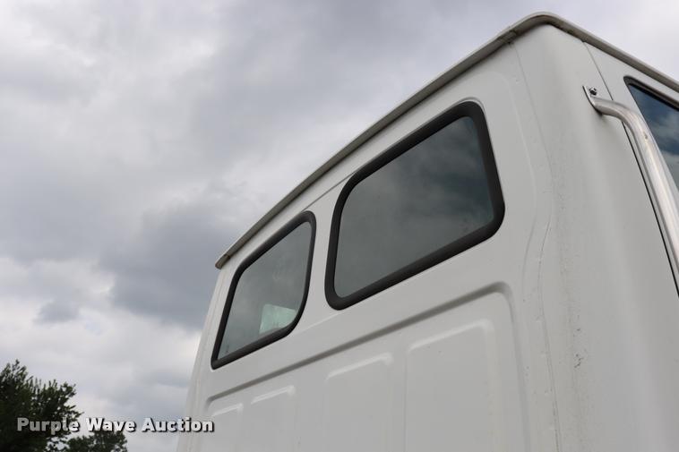 image for item DQ9496 2002 Sterling L7500 truck chassis