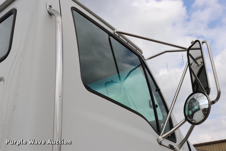 image for item DQ9496 2002 Sterling L7500 truck chassis