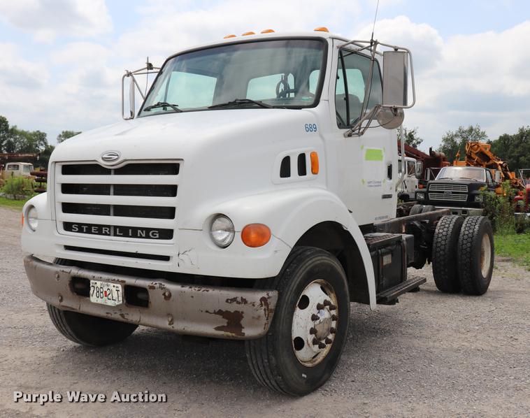 image for item DQ9497 2002 Sterling L7500 truck chassis