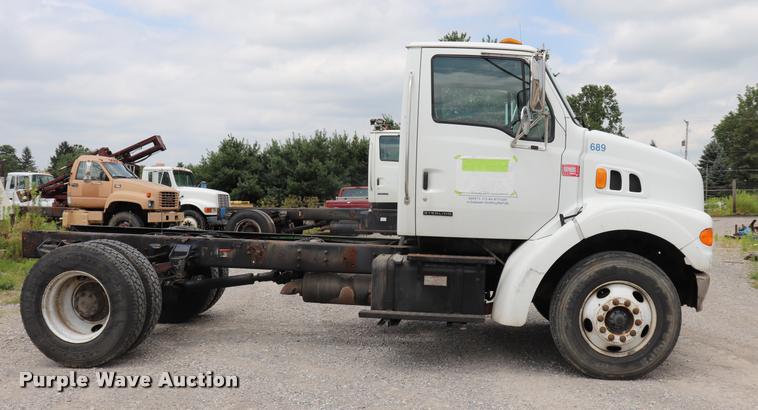 image for item DQ9497 2002 Sterling L7500 truck chassis