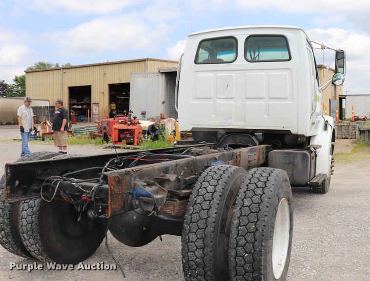 image for item DQ9497 2002 Sterling L7500 truck chassis