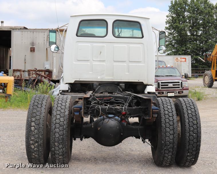 image for item DQ9497 2002 Sterling L7500 truck chassis