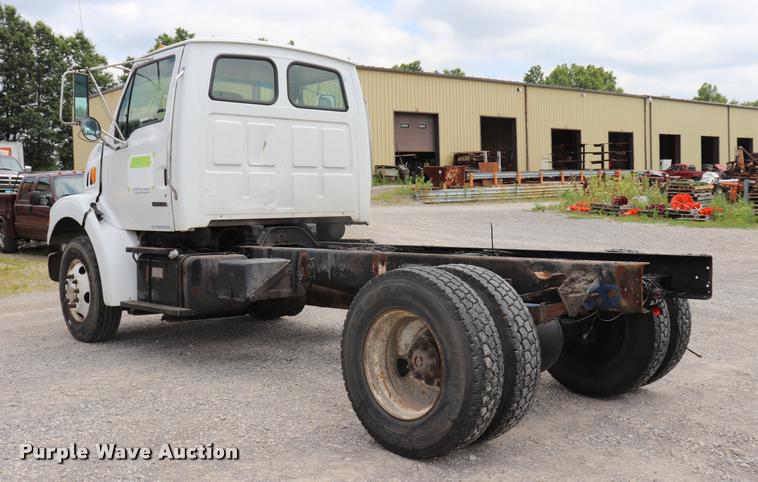image for item DQ9497 2002 Sterling L7500 truck chassis