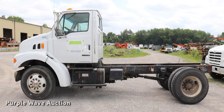image for item DQ9497 2002 Sterling L7500 truck chassis