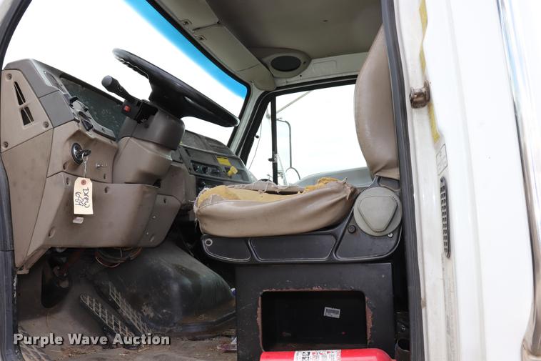 image for item DQ9497 2002 Sterling L7500 truck chassis