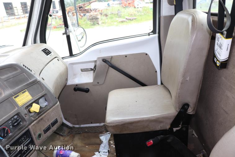 image for item DQ9497 2002 Sterling L7500 truck chassis