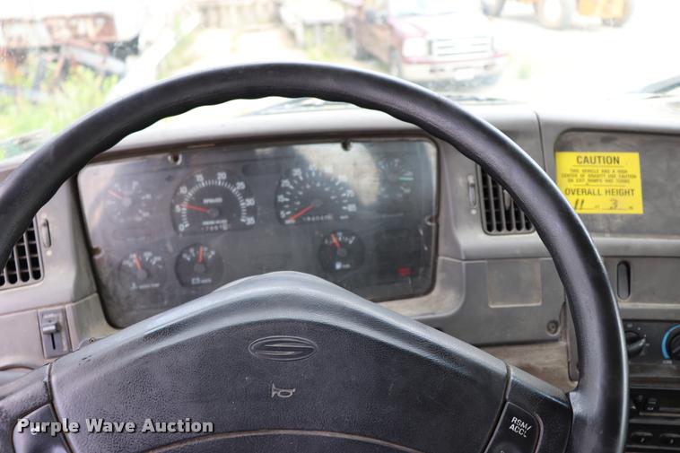 image for item DQ9497 2002 Sterling L7500 truck chassis