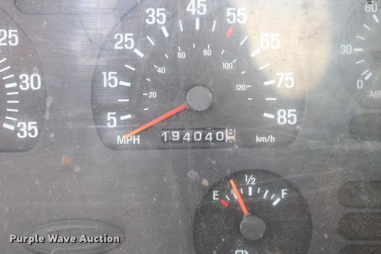 image for item DQ9497 2002 Sterling L7500 truck chassis