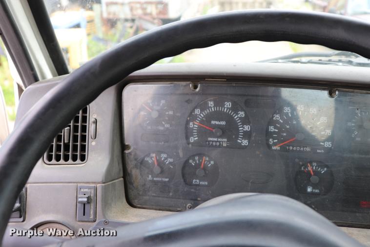 image for item DQ9497 2002 Sterling L7500 truck chassis