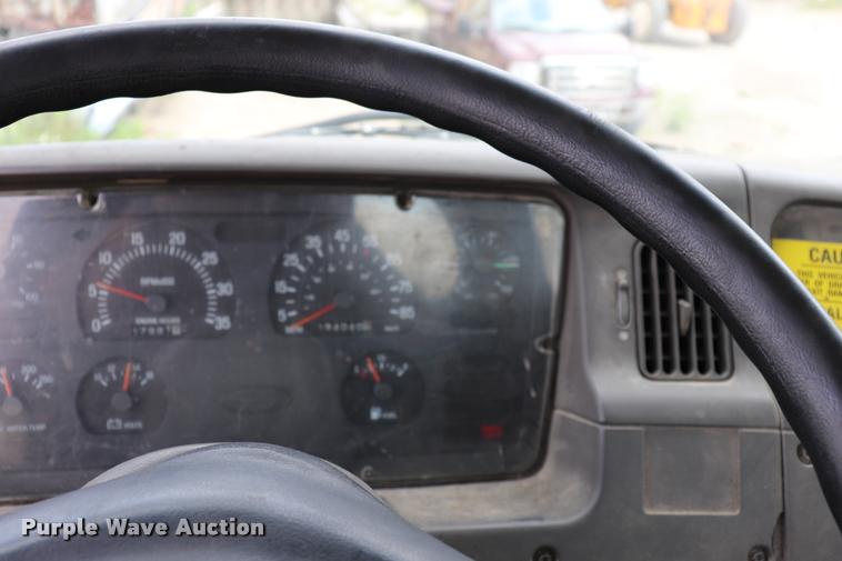 image for item DQ9497 2002 Sterling L7500 truck chassis