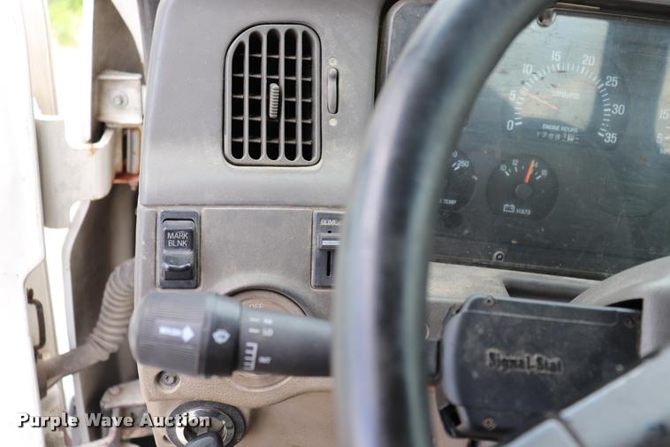 image for item DQ9497 2002 Sterling L7500 truck chassis