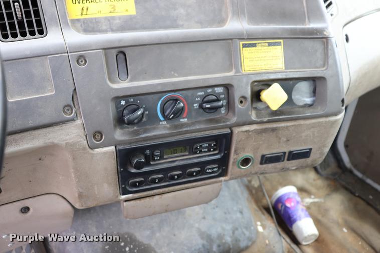 image for item DQ9497 2002 Sterling L7500 truck chassis