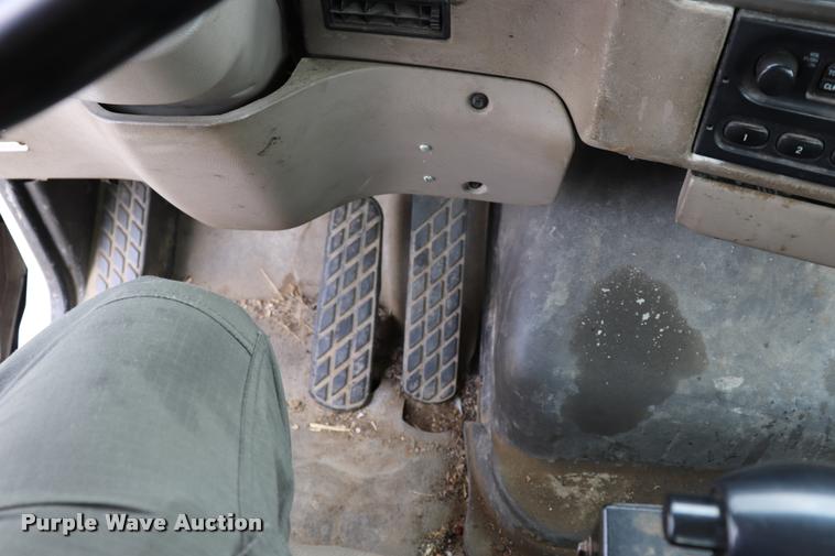 image for item DQ9497 2002 Sterling L7500 truck chassis