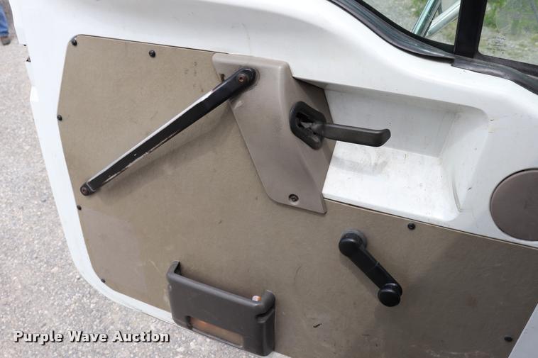 image for item DQ9497 2002 Sterling L7500 truck chassis