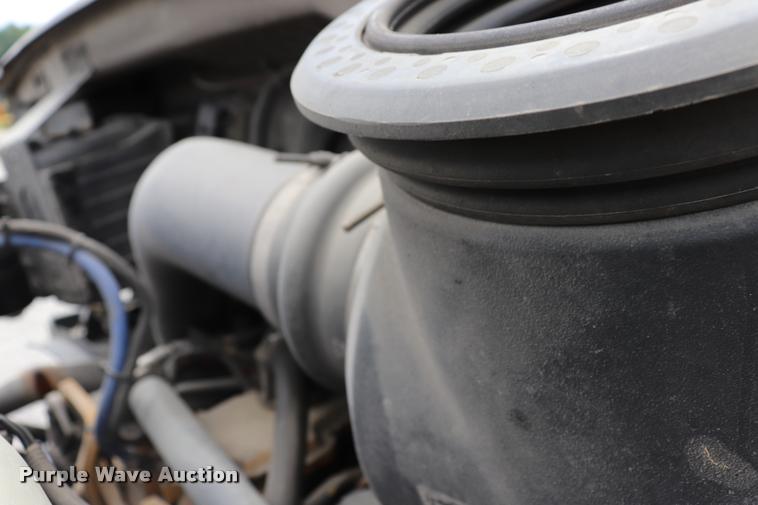 image for item DQ9497 2002 Sterling L7500 truck chassis